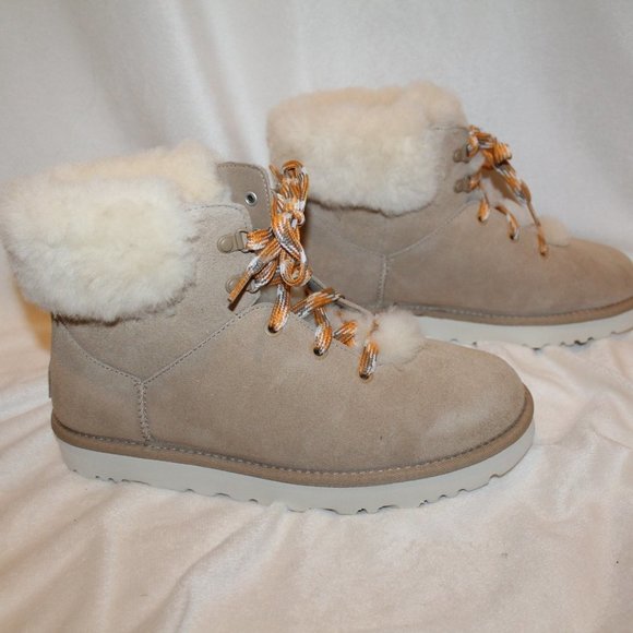 NIB UGG ALPINE HIKER SUEDE SHEARLING ANKLE BOOTS SAND 7‎ - Picture 2 of 7